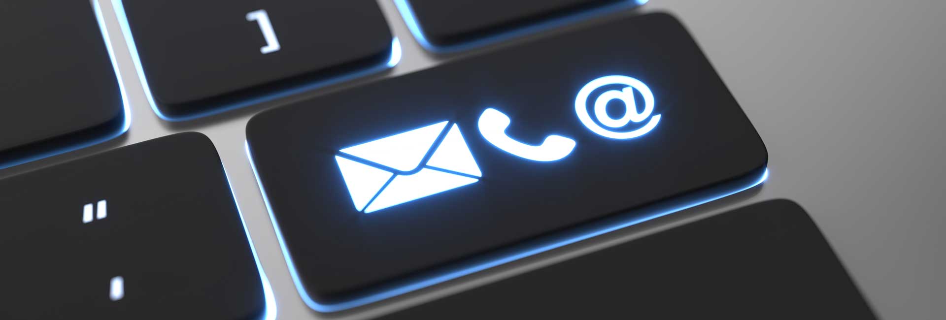 Tasto di una tastiera retro illuminata col il tasto per contattarci