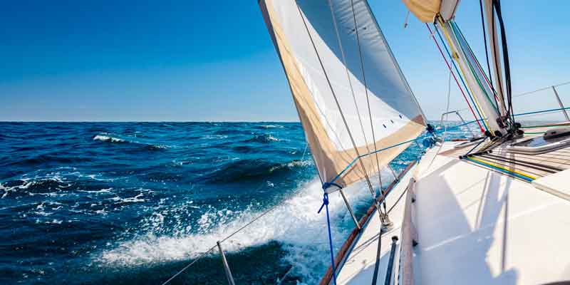 Barca a vela in mezzo al mare. I nostri prodotti nascono per l'amore che abbiamo per il mare e le barche.