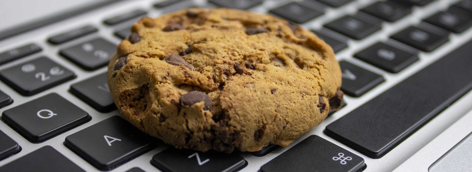 Un bel biscotto sopra una tastiera per descrivere la nostra cookie policy