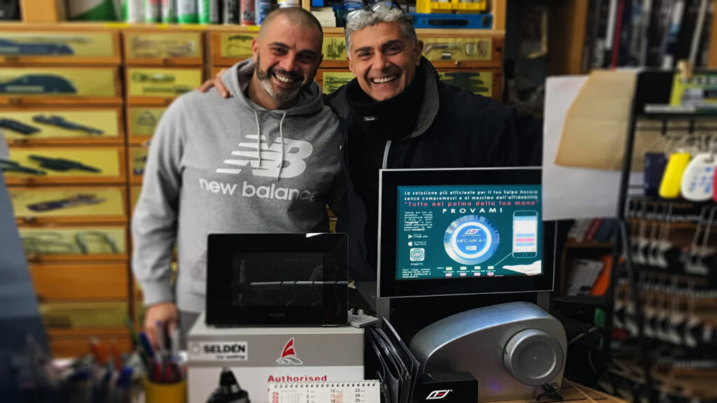 CSA Installatore. Due simpatici ragazzi al negozio che espongono i prodotti della System Innovation group SRL. Nella foto è presente il nostro salpa ancora