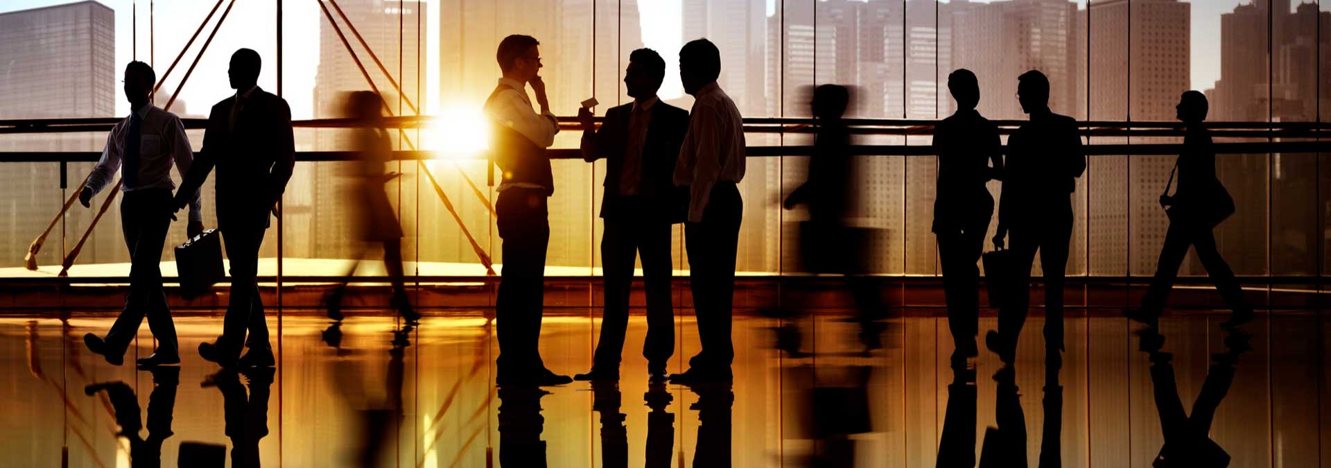 Persone in movimento in controluce