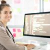 Una giovane donna programmatrice seduta davanti al proprio pc.